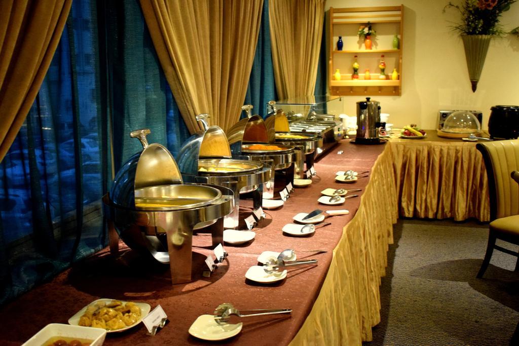 Nejoum Al Emarat Hotel Sharjah Exterior photo